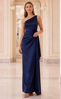 Elegantes, dunkelblaues, schulterfreies, drapiertes und gerafftes Etuikleid aus Satin in Bodenlänge – modernes, formelles Abendkleid