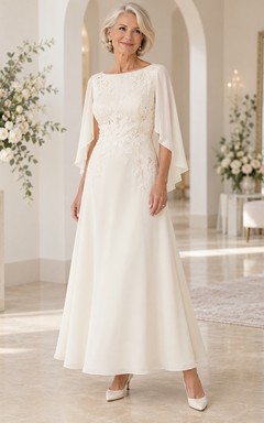 Vestido de novia de encaje con escote barco hasta los tobillos para novias mayores, con mangas de capa de gasa de media longitud.