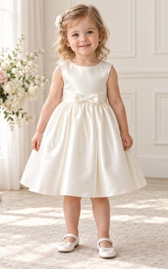 Einfaches, knielanges, elfenbeinfarbenes, ärmelloses A-Linien-Sommerkleid aus Satin mit Schleife in der Taille für Blumenmädchen
