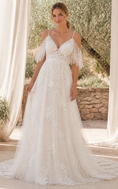 Romantisches A-Linien-Hochzeitskleid aus Spitze mit Spaghettiträgern und kalten Schultern