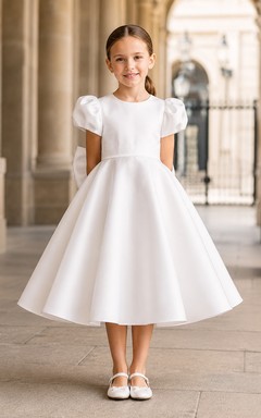 Vestido de niña de flores blanco de satén con mangas abullonadas, corte en A, cuello joya, falda hasta la rodilla y detalle de lazo.