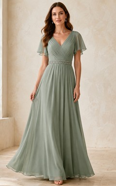Vestido de dama de honor romántico de gasa color celadón con escote en V, mangas con volantes y bordados, corte en A y largo hasta el suelo.