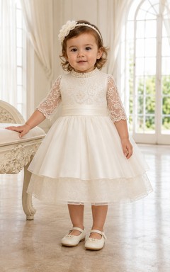 Robe de baptême Pearl, coupe trapèze, tulle et dentelle, col rond, manches longues, longueur thé