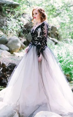 Robe de mariée vintage en tulle et dentelle, coupe trapèze, col en V, manches longues et dos nu en forme de goutte d'eau.