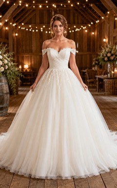 Vestido de novia de tul estilo princesa con hombros descubiertos, cola larga, detalle de volantes y escote en V bajo.