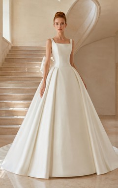 Ballkleid aus Satin mit eckigem Ausschnitt, Schleife und plissierter Kapellenschleppe