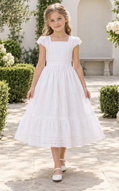 Weißes Kommunionskleid mit quadratischem Ausschnitt, Teelänge, flatternden Ärmeln, Biesen und Rüschen