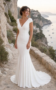 Robe de mariée sirène fourreau unie, col V simple et dos nu en dentelle.