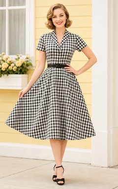Robe vintage trapèze à carreaux vichy noirs et blancs, col cranté, manches courtes et longueur thé
