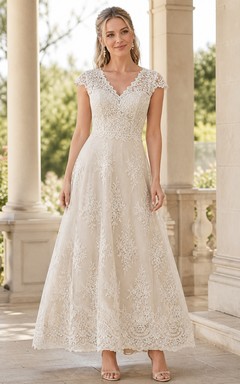 Knöchellanges, schlichtes A-Linien-Brautkleid mit V-Ausschnitt, Spitzenärmeln und kurzen Ärmeln