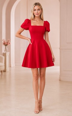 Robe de soirée courte rouge à col carré, manches bouffantes et coupe évasée