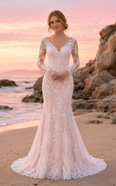 Elegantes, rosafarbenes Brautkleid im Meerjungfrauenstil mit V-Ausschnitt, langen Ärmeln und Schleppe aus Spitze für die Strandhochzeit