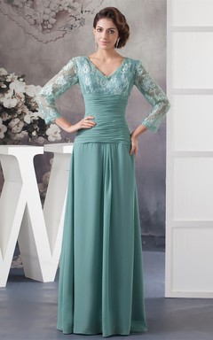 Vestido largo de gasa con escote en V y apliques, con escote ilusión.