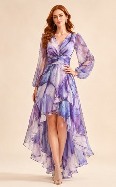 Vestido largo cruzado de gasa con estampado de alas de mariposa moradas y manga larga, corte asimétrico.
