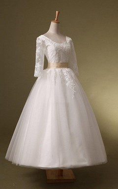 Kurzes 3-4-Ärmel-Kleid aus Tüllspitze mit Korsettrücken und Korsettschnürung