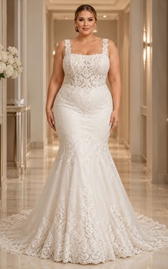 Robe de mariée sirène romantique grande taille en dentelle, décolleté en V plongeant, bretelles larges et encolure carrée, avec traîne chapelle
