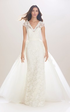 Vestido de novia largo de encaje con apliques, escote en V, mangas cortas, cinta y efecto ilusión.