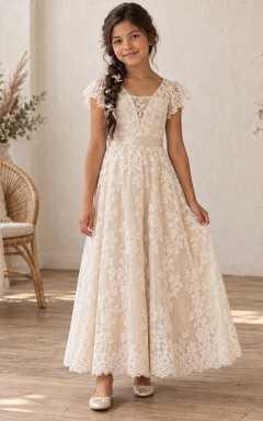 Vestido de niña de flores sencillo, color marfil, con estampado floral, corte en A, mangas cortas, escote en V en la espalda, largo hasta los tobillos.