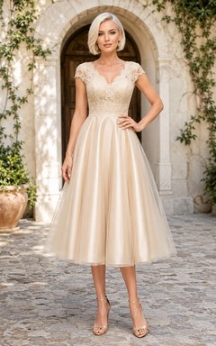 Vestido de novia vintage color champán con escote en V, mangas cortas, encaje y satén, corte en A, largo hasta la rodilla.