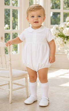 Grenouillère de baptême blanche en dentelle smockée à col Claudine pour bébé garçon