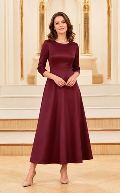 Robe midi bordeaux à manches bateau trois-quarts, style modeste.