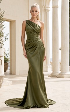 Robe de mariée sirène en satin sauge à une épaule froncée et traîne balayée