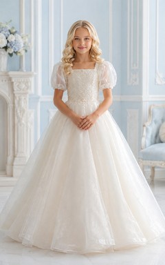 Robe de demoiselle d'honneur blanche modeste à col carré et manches bouffantes en tulle