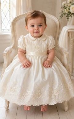 Robe de baptême vintage pour bébé, coupe trapèze, manches bouffantes, longueur thé, brodée à la main