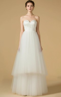 Mono de novia sin tirantes con escote corazón y falda de tul plisado de múltiples capas.