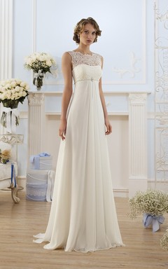 Robe fourreau longue sans manches à encolure bateau et taille empire, en mousseline de soie à lacets et dentelle.