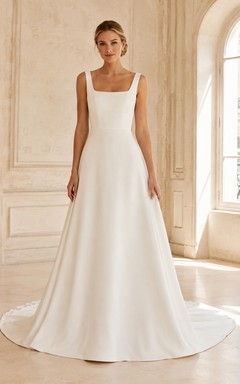 Robe de mariée minimaliste en satin raffiné, col carré, sans manches, coupe trapèze, traîne, idéale pour une cour intérieure.