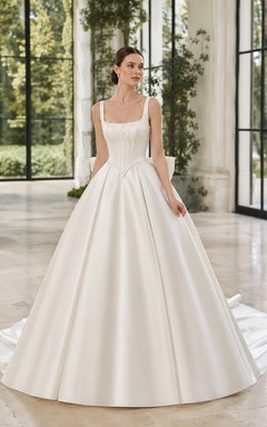 Robe de bal moulante en satin à bretelles carrées, sans manches, avec traîne chapelle et nœud décoratif, style vintage. Robe de mariée de style ancien.