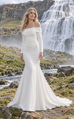 Vestido de novia de crepé estilo sirena de manga larga con hombros descubiertos, cintura fruncida y cola.