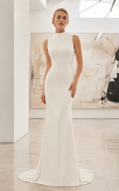 Vestido de novia minimalista de corte columna con cuello alto y crepé