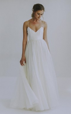 Vestido de novia sexy de corte A con tirantes finos y tul.