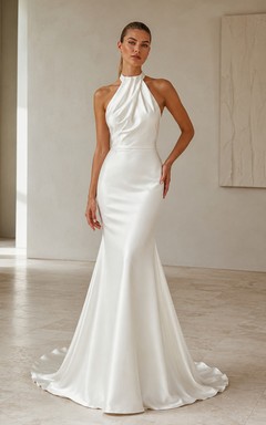Robe de mariée fourreau sexy en satin, dos nu, décolleté dos nu et traîne