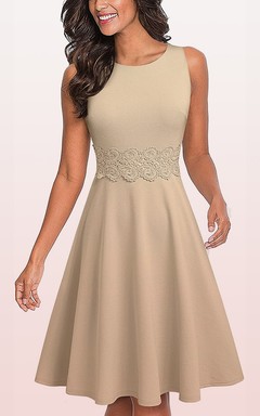 Vestido modesto de corte A hasta la rodilla, de spandex, con mangas tres cuartos y apliques.