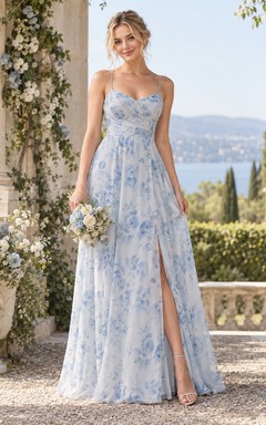 Vestido de dama de honor de gasa largo hasta el suelo, con escote cuadrado, tirantes finos, abertura lateral y estampado de rosas azul cielo.