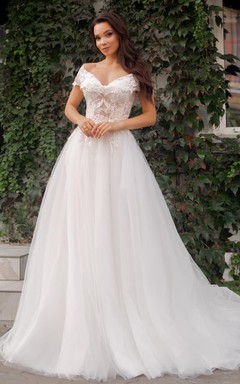 Robe de bal décontractée à épaules dénudées, en tulle, avec traîne et fronces.