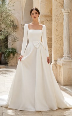 Robe de mariée moderne en satin, coupe trapèze carrée, taille chapelle, boutonnage raffiné au dos.