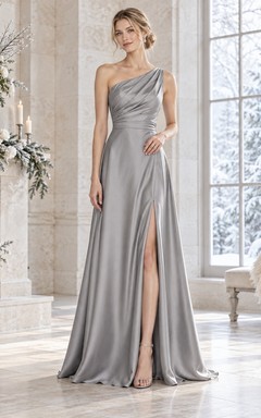 Vestido de dama de honor de satén plateado con un solo hombro, fruncido y corte en A.