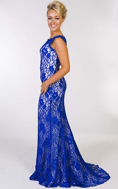 Robe de bal maxi fourreau sans manches à encolure arrondie, ornée d'appliqués de dentelle, avec dos illusion et plis