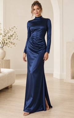 Vestido de invitada largo hasta el suelo, de satén zafiro, con cuello alto y mangas largas fruncidas.