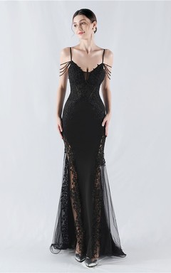 Robe de soirée à col montant en dentelle et perles, ornée d'un gilet à chevrons et d'un haut en dentelle.