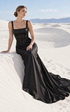 Vestido de novia largo hasta el suelo, negro, de satén fruncido, con escote cuadrado y corte sirena, sin mangas.