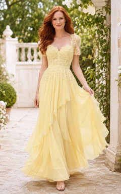 Robe d'invitée de jardin jaune à fleurs en mousseline de soie à manches courtes et coupe trapèze, manches courtes, en dentelle florale.