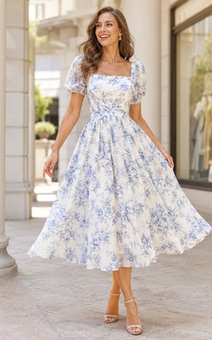 Vestido de cóctel vintage para invitadas, de tafetán, corte en A, largo midi, con cuello cuadrado, mangas abullonadas y estampado floral azul y blanco.