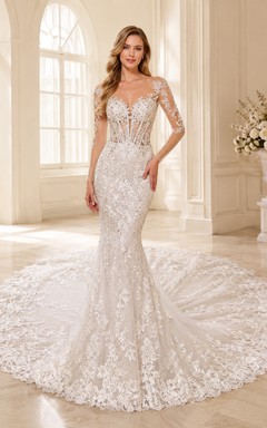 Robe de mariée sirène en dentelle florale à manches courtes et décolleté en V plongeant, traîne cathédrale
