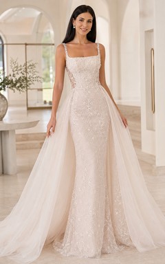Robe de mariée fourreau à bretelles carrées, ornée de perles, avec surjupe amovible et traîne courte