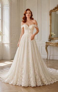 Vestido de novia blanco de encaje con escote de hombros descubiertos y corte en A, estilo vintage romántico.